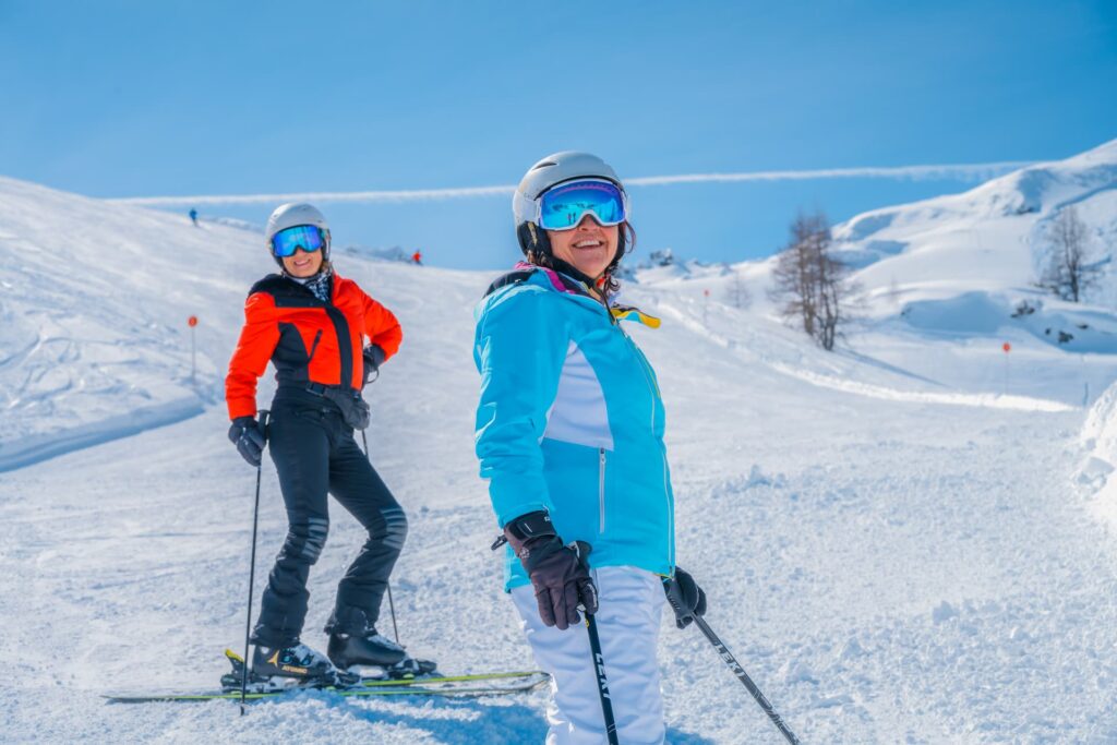 Zwei ältere Damen beim Skikurs Best Agers on Ski in der Skischule Bögei in Filzmoos